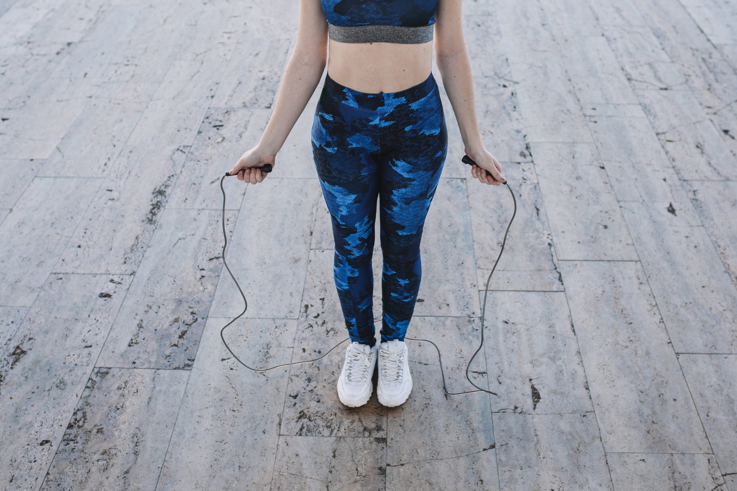 crop-girl-sportswear-with-jumping-rope-scaled