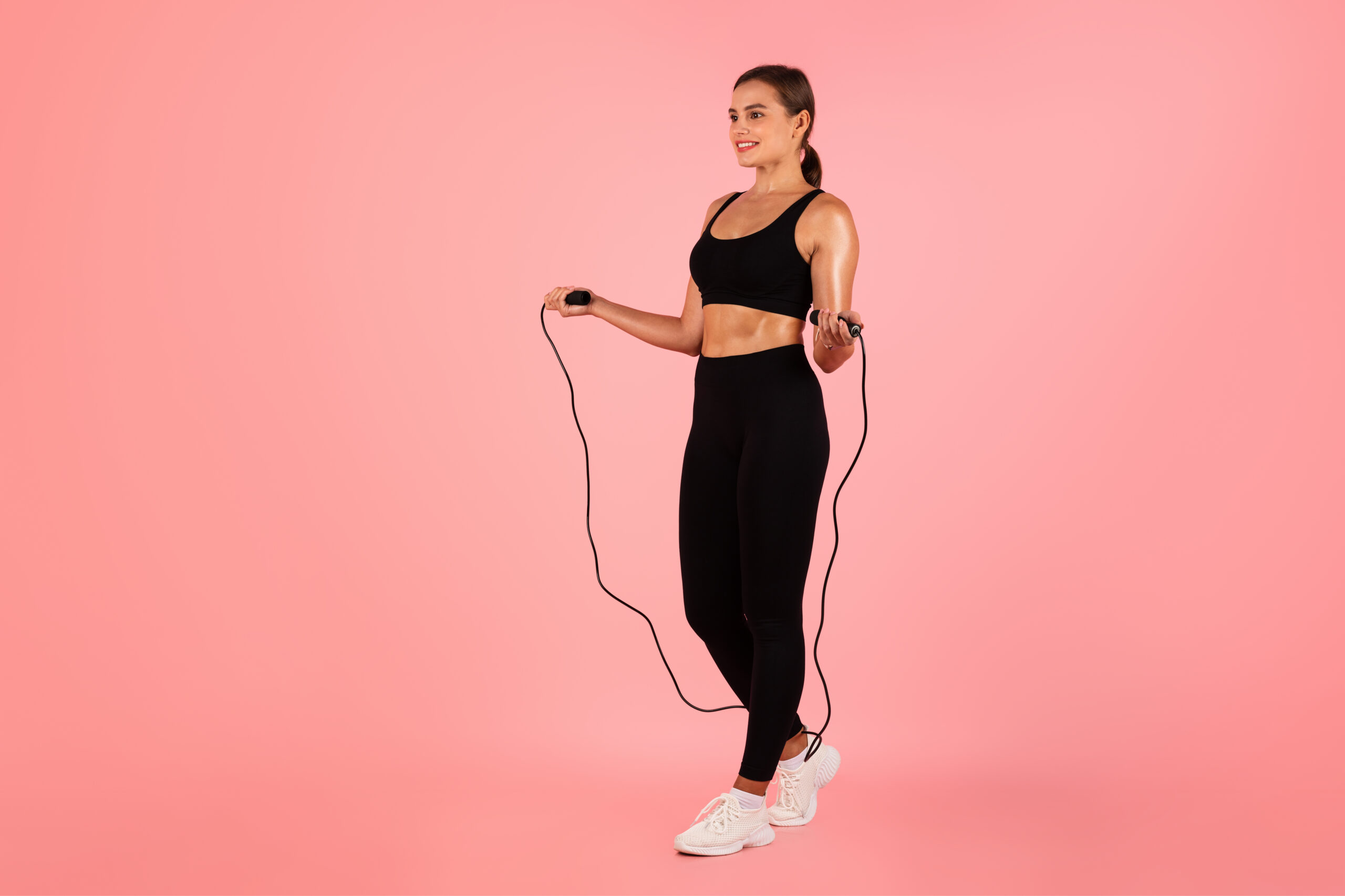 femme fitness corde à sauter cross training
